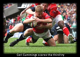Ceri Cummings scores the third try